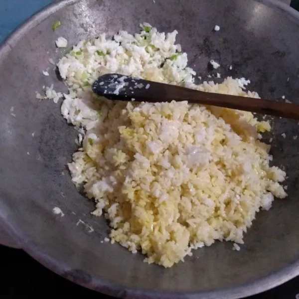 Masukkan nasi, masak dulu sampai kering.