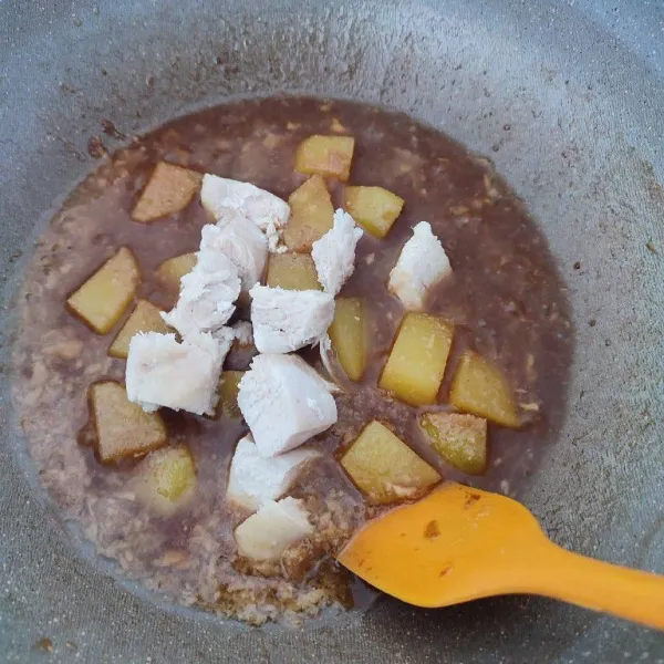 Tambahkan dada ayam rebus yang sudah dipotong dadu dan sisa air, masak sampai mendidih.