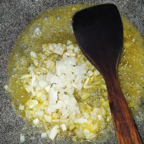 Lelehkan mentega, tumis bawang bombay hingga harum.