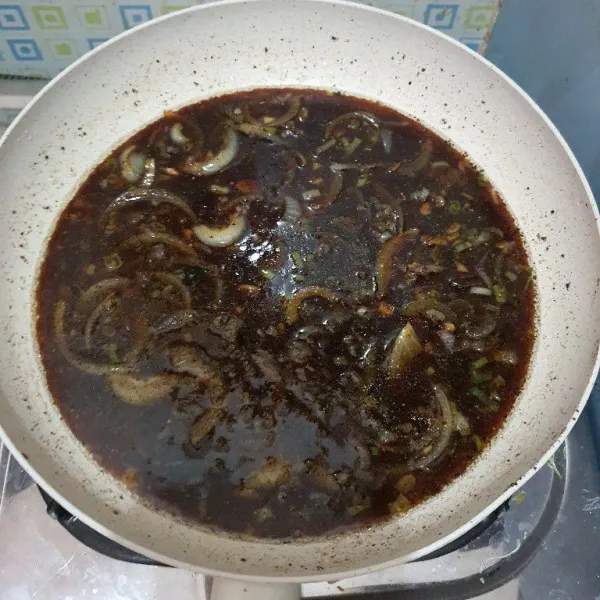 Kecilkan api, masak ½ bagian bawang bombai, bawang putih, dan daun bawang. Tumis hingga harum. Tambahkan bumbu dan kaldu, aduk rata. Masukkan larutan maizena, aduk rata, didihkan hingga mengental.