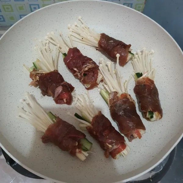 Panaskan wajan datar anti lengket hingga berasap. Letakkan daging. Masak hingga berubah warna. Angkat.