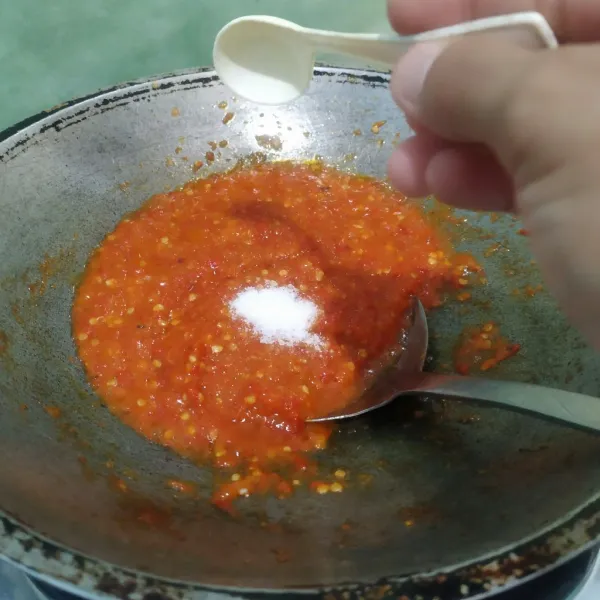 Beri garam, gula pasir dan penyedap rasa.