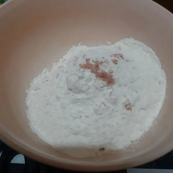 Campur tepung dan garam, aduk rata.