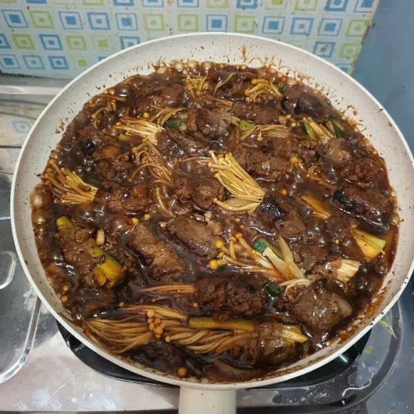 Masukkan kembali potongan daging. Masak dalam saus sambil diaduk selama 2 menit. Angkat. Sajikan segera diatas pan, makan pakai sumpit ala resto jepang.