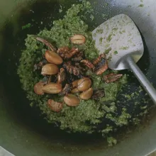 Masukkan belut dan jengkol kedalam cabe, aduk rata, salin ke piring saji, dan siap di hidangkan.