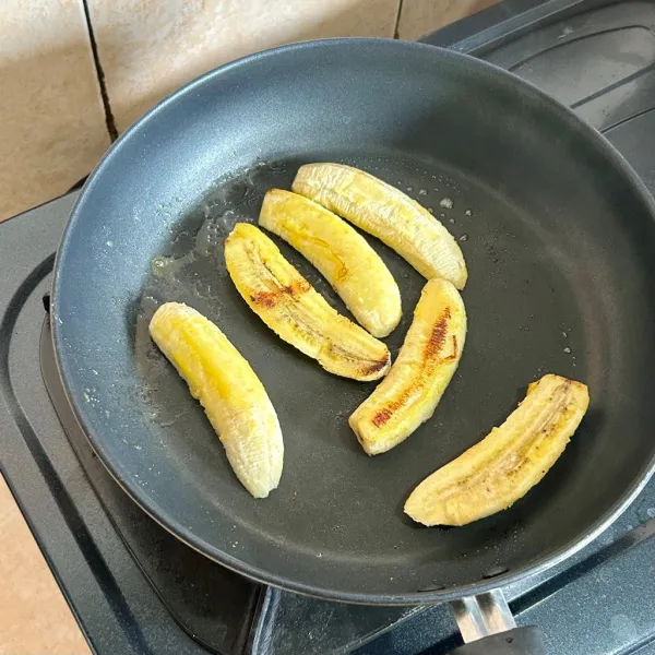 Panggang pisang dengan margarin di api kecil.