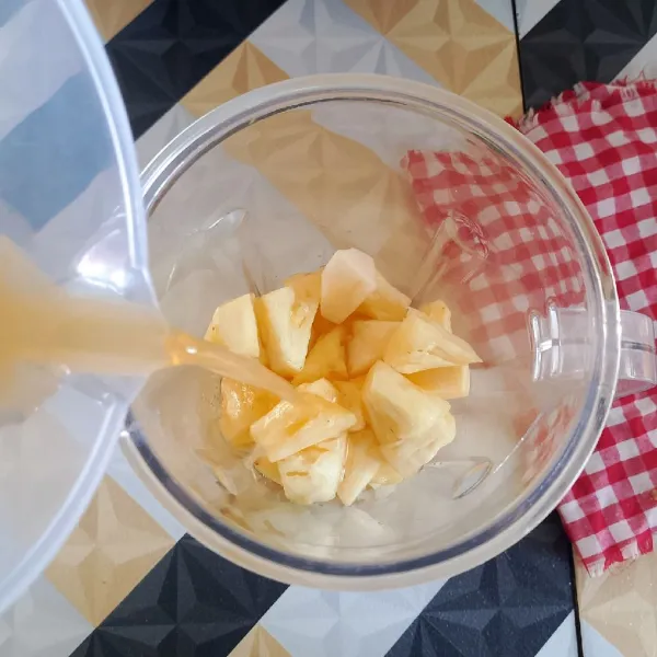 Tuangi jus jeruk dan blender hingga halus.