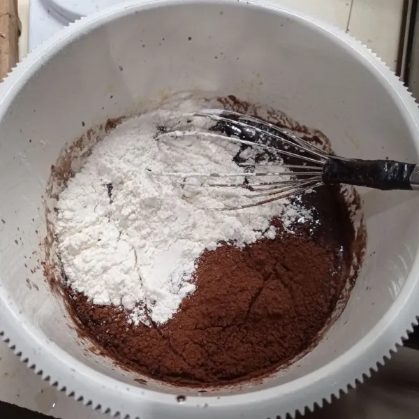 Masukan tepung terigu dan cokelat bubuk.