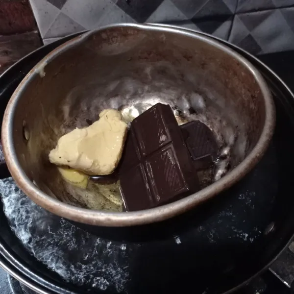 Tim dark cooking chocolate (DCC), butter dan minyak sampai meleleh, biarkan hangat.