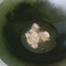 Goreng jengkol hingga matang yang sebelumnya sudah di cuci bersih.