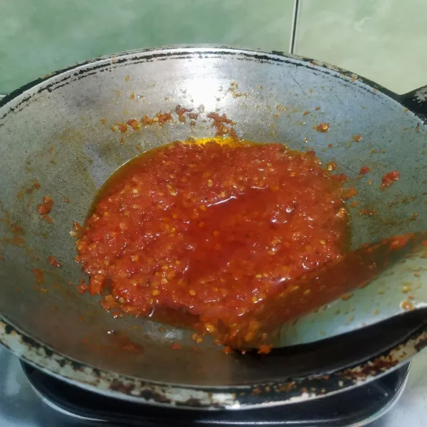 Masak sambal hingga matang (berwarna merah).