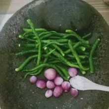 Giling kasar cabe hijau, bawang merah dan sedikit garam.