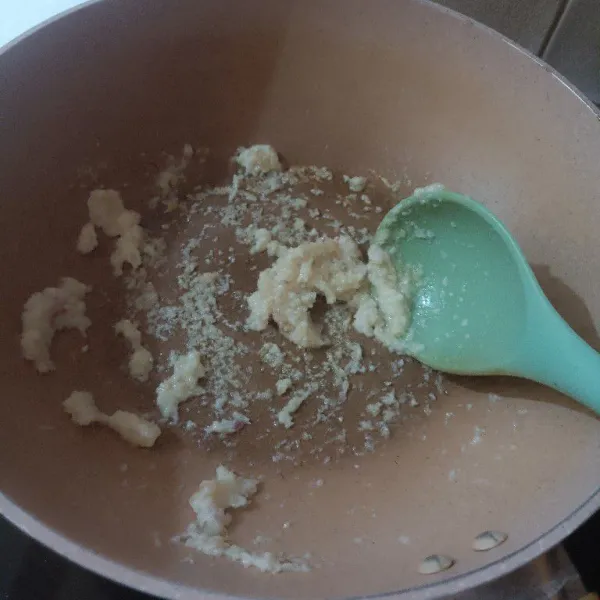 Tumis bumbu halus sampai harum dan bumbu kering kecoklatan.