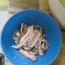 Baluri belut dengan bumbu marinasi.