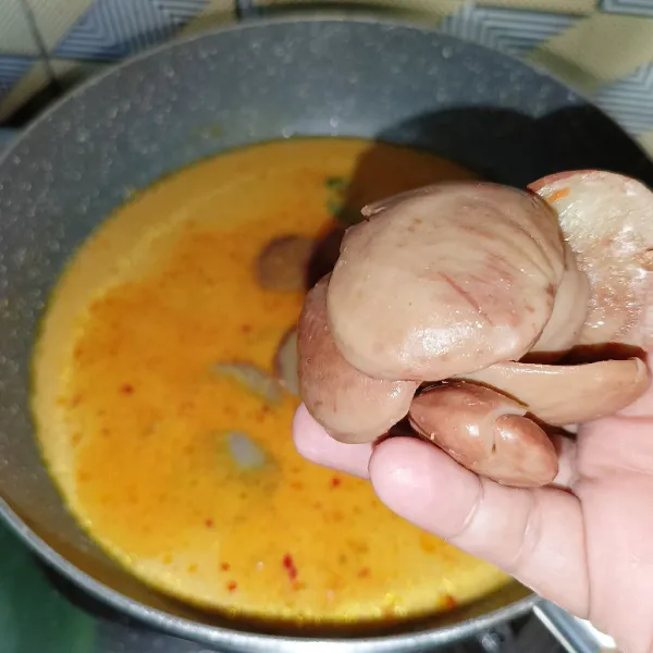 Masukkan jengkol dan masak dengan api sedang.