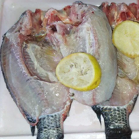 Cuci bersih ikan, lalu lumuri dengan perasan lemon. Sisihkan.
