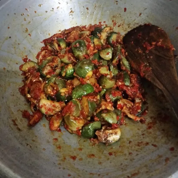 Masak hingga bumbu meresap, lalu tes rasa kemudian matikan api.