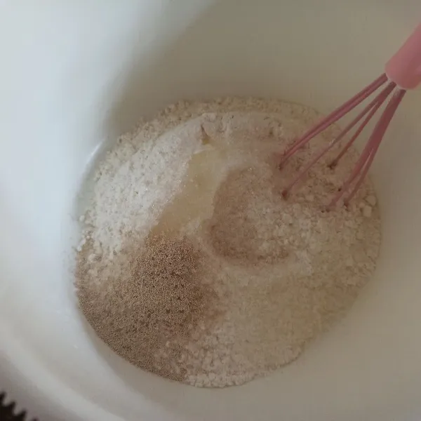 Campur jadi satu tepung terigu, gula, dan ragi instan aduk hingga tercampur rata.
