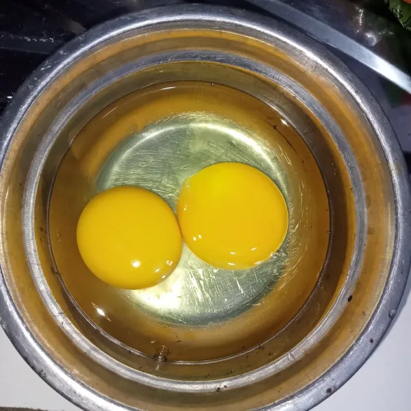 Pecahkan telur didalam wadah.