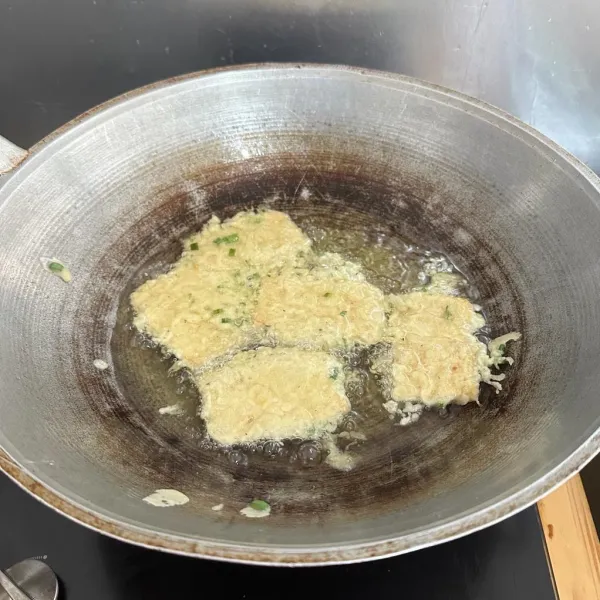 Panaskan minyak dalam wajan, lalu goreng tempe yang sudah tercampur dengan tepung.
