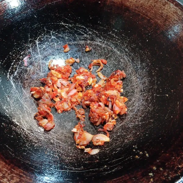 Tumis bumbu hingga wangi.