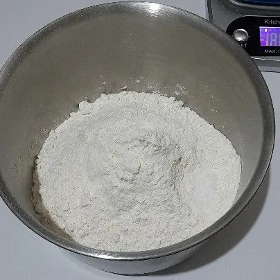Aduk rata tepung dan garam