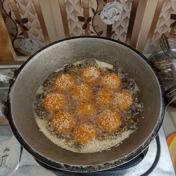 Goreng ubi sampai kering berkulit.