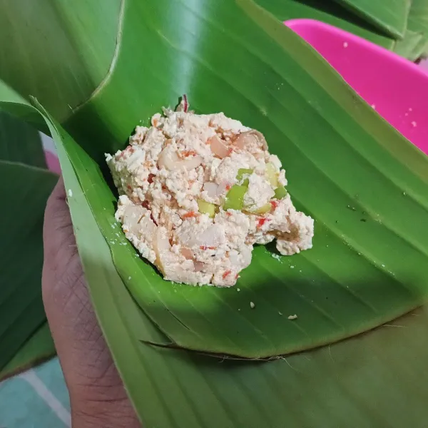 Bungkus dengan daun pisang. Semat dengan lidi.