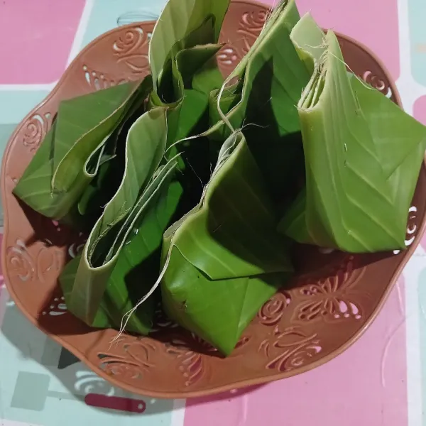 Bungkus hingga selesai. Kukus hingga matang kurang lebih 20 menit. Angkat dan hidangkan jadi teman nasi hangat.