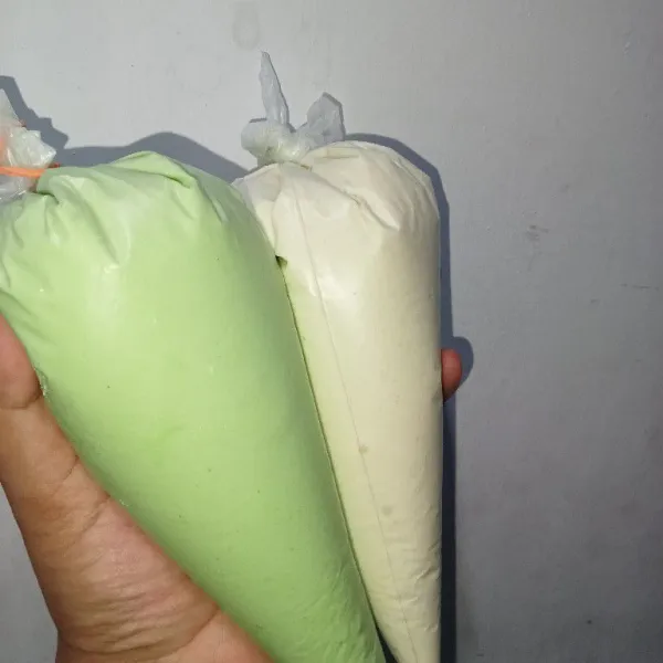 Bagi adonan menjadi dua satu bagian tambahkan pasta pandan dan satu bagian lainnya biarkan berwarna putih.