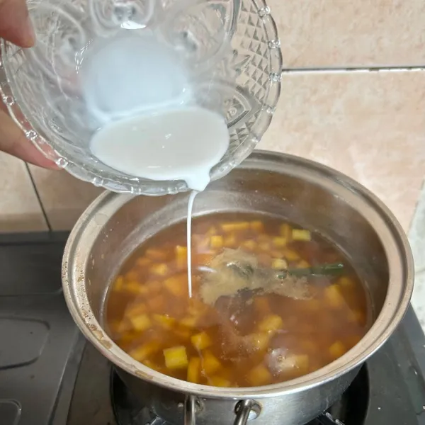 Setelah ubi empuk masukkan tapioka yang sudah dilarutkan dengan air masak sampai mengental.