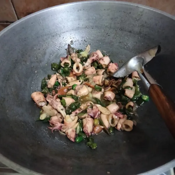 Aduk rata dan masak hingga matang, kemudian tes rasa lalu matikan api.