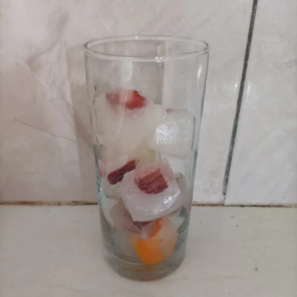 Masukkan buah beku dalam gelas saji.