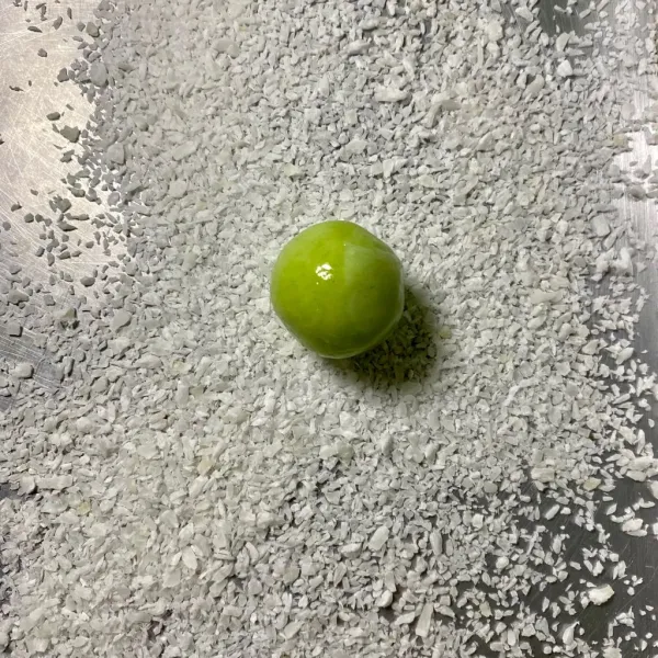 Gulingkan nastar di atas kelapa kering hingga menempel.