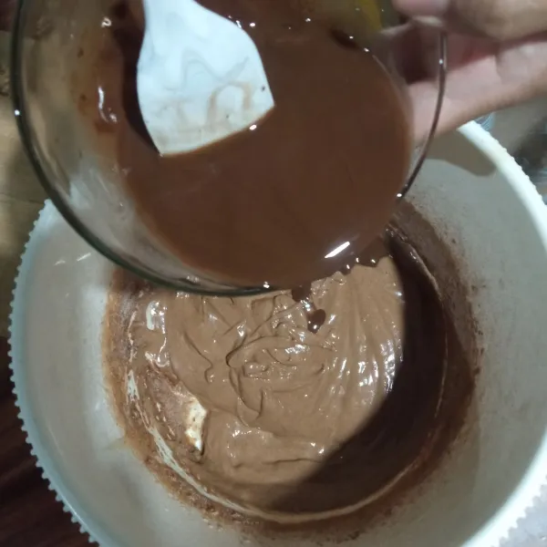 Masukkan lelehan coklat dan margarin, aduk dengan teknik lipat. Pastikan tidak ada yang mengendap di dasar wadah.