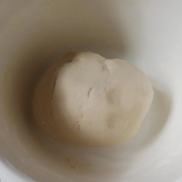 Selanjutnya masukkan tepung tapioka sedikit demi sedikit, uleni sampai adonan bisa dibentuk.