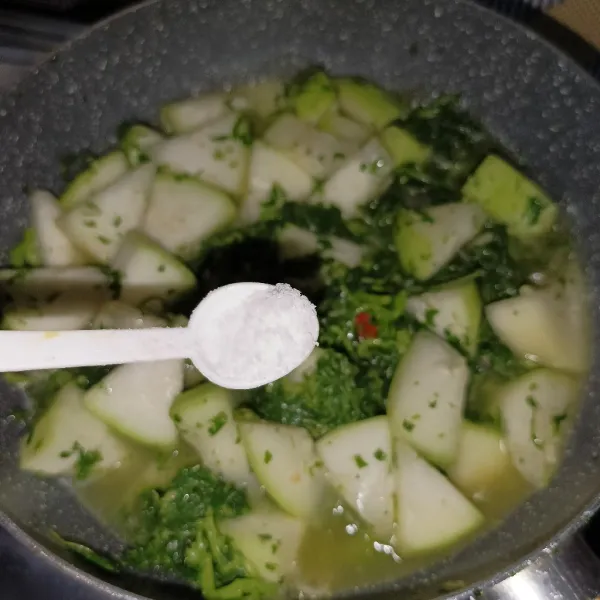 Bumbui dengan garam, lada bubuk, gula pasir dan kaldu jamur.