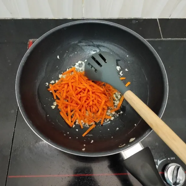 Masukkan wortel, tumis hingga setengah layu.