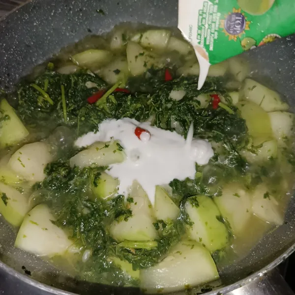 Terakhir tuang santan kental dan aduk-aduk sampai kembali mendidih, koreksi rasanya dan siap disajikan.