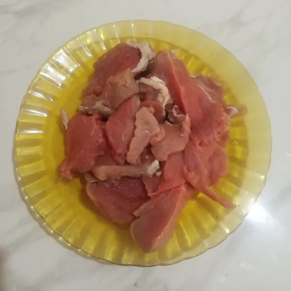 Potong daging sapi setebal 2 cm.