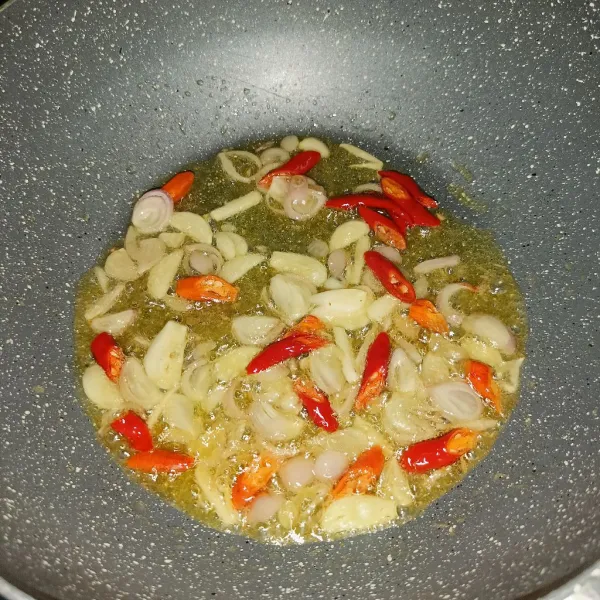 Tumis bawang merah, bawang putih dan cabe sampai harum.