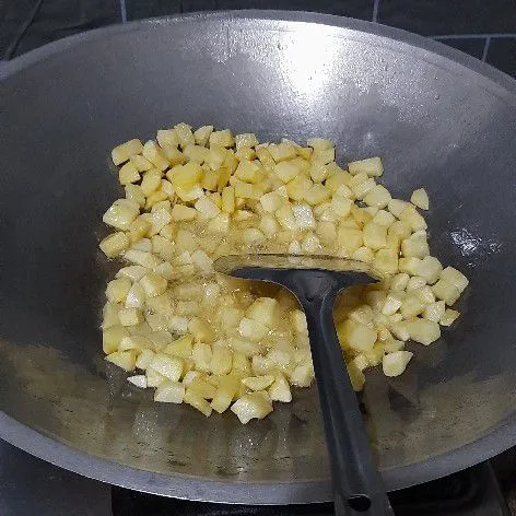 Kupas kentang lalu potong dadu, kemudian goreng hingga matang