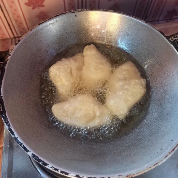 Panaskan minyak goreng secukupnya. Setelah minyak cukup panas, masukkan pempek dan goreng hingga matang, setelah matang angkat dan tiriskan.