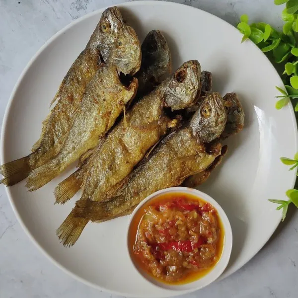 Sajikan ikan tombol goreng bersama sambel mateng.