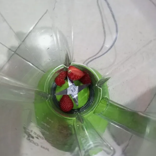 Masukkan strawberry yang telah diiris ke dalam blender.