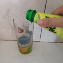 Tuangkan air soda jeruk nipis, sajikan.