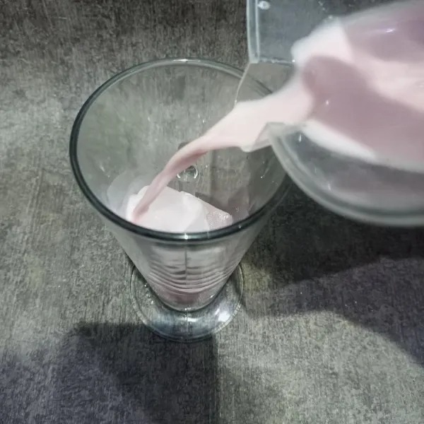 Lalu tuangkan minuman strawberry kedalam gelas saji, dan strawberry milkshake pun siap disajikan.