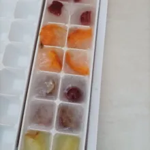 Bekukan buah-buahan dengan air.