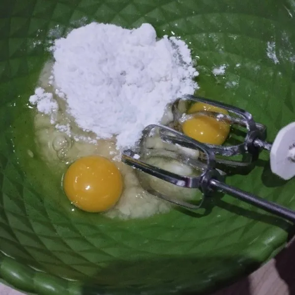 Mixer atau kocok gula dan telur hingga gula larut. Lalu diamkan kurang lebih 15 menit.