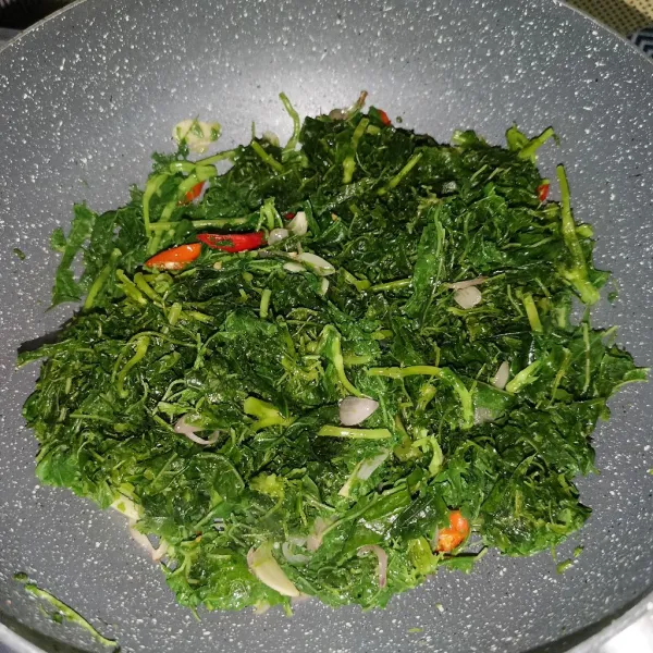 Masukkan daun singkong dan aduk rata.